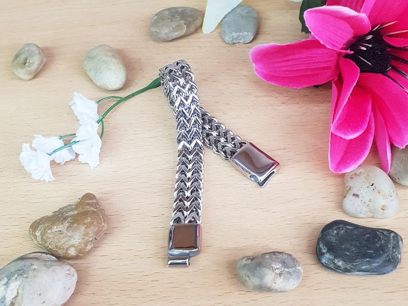 Detalle del cierre de pulsera de acero de trenza doble